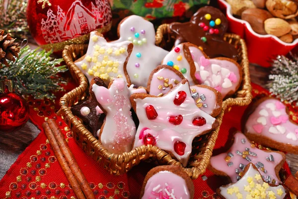 Galletas de jengibre de Navidad hechas por niños — Foto de Stock