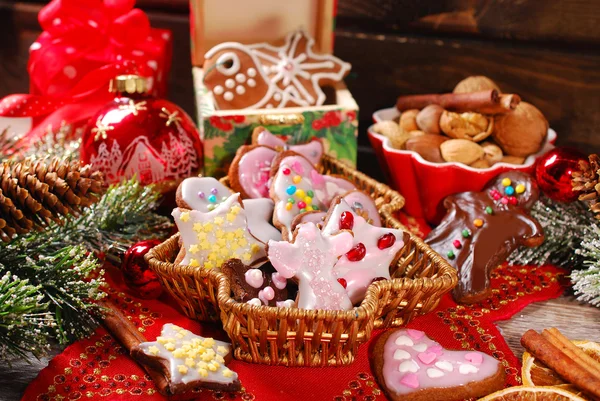 Biscuits au pain d'épice de Noël fabriqués par des enfants — Photo