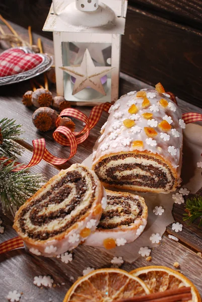 Weihnachtsmohnkuchen mit Zuckerguss und Schneeflockenstreusel — Stockfoto