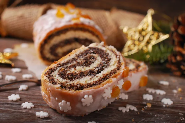 Kerst papaver zaad cake met slagroom en sneeuwvlok hagelslag — Stockfoto