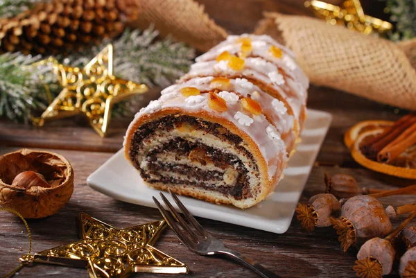 Torta di semi di papavero natalizio affettato con glassa e spruzzatore di fiocchi di neve — Foto Stock