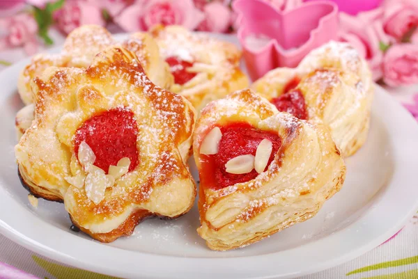 Biscoitos de massa folhada em forma de coração e flor para namorados — Fotografia de Stock