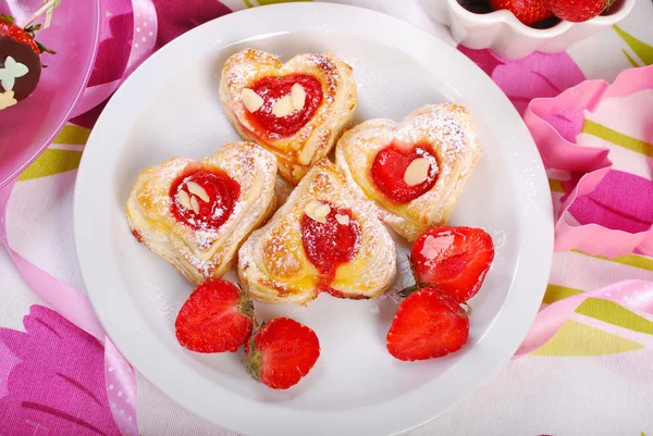 Biscuits feuilletés en forme de coeur pour les valentines — Photo