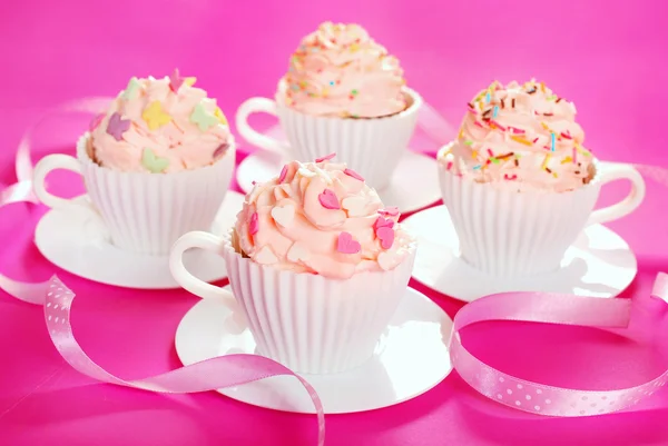 Кексы в форме чашки чая формы формы для празднования дня рождения — стоковое фото