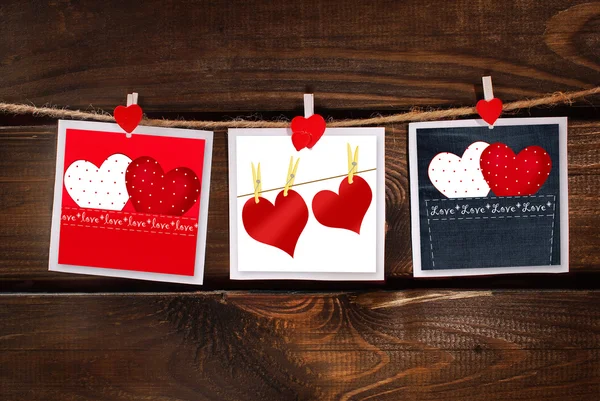 Valentines kaarten opknoping op houten achtergrond — Stockfoto