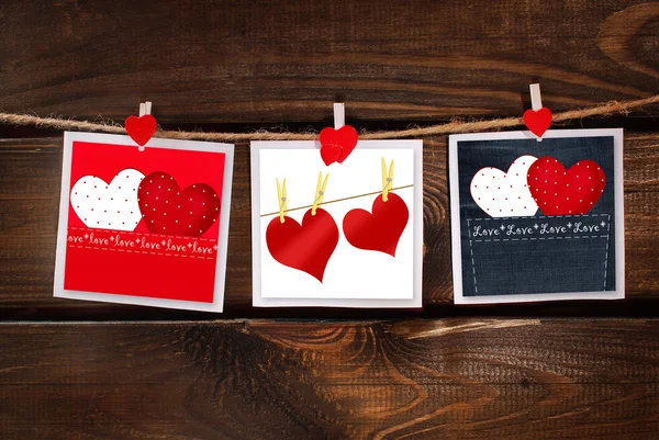 Cartes de Saint-Valentin suspendues sur fond en bois — Photo