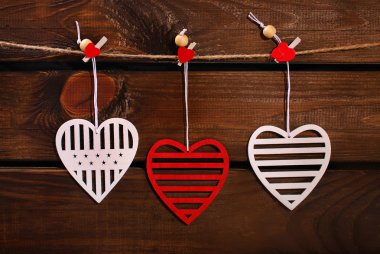 Sevgililer günü kalpleri üzerinde ahşap arka plan asılı