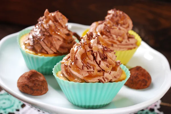 Cupcakes med tryffel grädde och karamell — Stockfoto