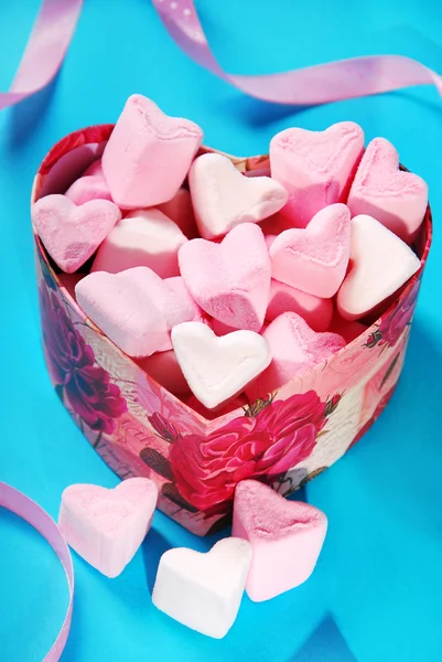 Hartvormige marshmallows in de doos van de gift — Stockfoto