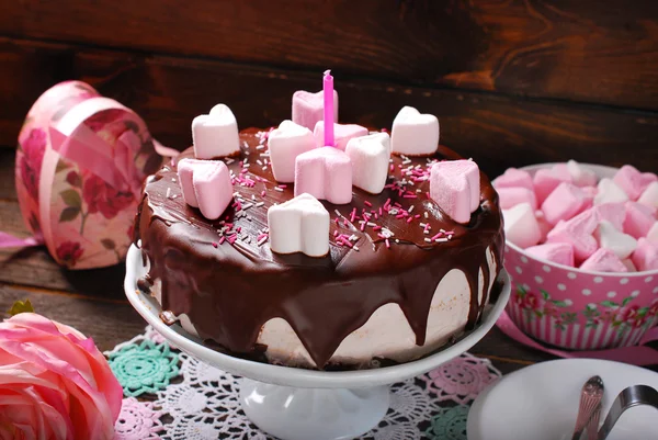 Valentines day cake with heart shaped marshmallow decoration — Stock Photo, Image