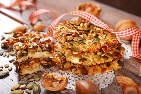 Hjemmelagde kornkaker med nøtter og honning – stockfoto