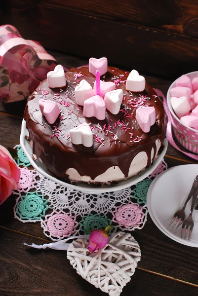 Gâteau Saint-Valentin avec décoration en forme de coeur de guimauve — Photo