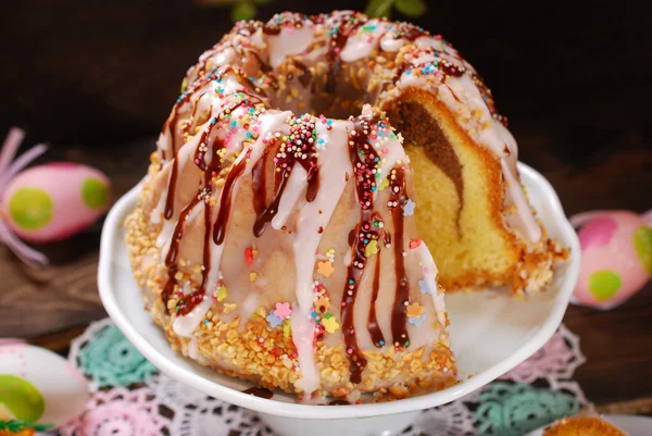 Paskalya pasta buzlanma ile halka ve renkli — Stok fotoğraf