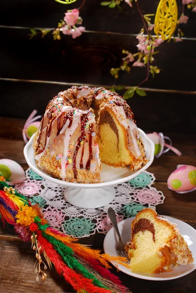 Húsvéti gyűrű torta és jegesedés és színes hinti — Stock Fotó