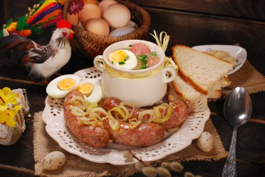 Paskalya beyaz pancar çorbası ve sosis kırsal ahşap tablo