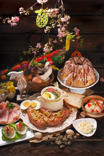 Páscoa pratos tradicionais na mesa de madeira rural — Fotografia de Stock