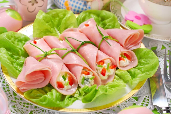 Ham rolls stuffed with cheese and vegetables — Stock Photo, Image