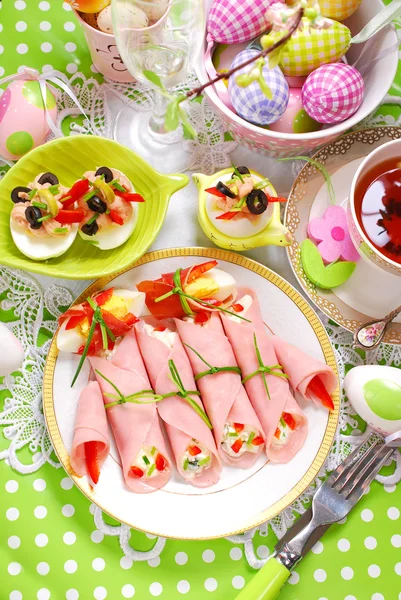 Rollos de jamón rellenos de queso y verduras para desayunos de Pascua —  Fotos de Stock