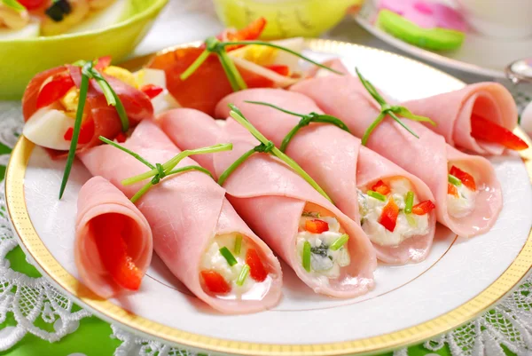 Involtini di prosciutto ripieni di formaggio e verdure — Foto Stock