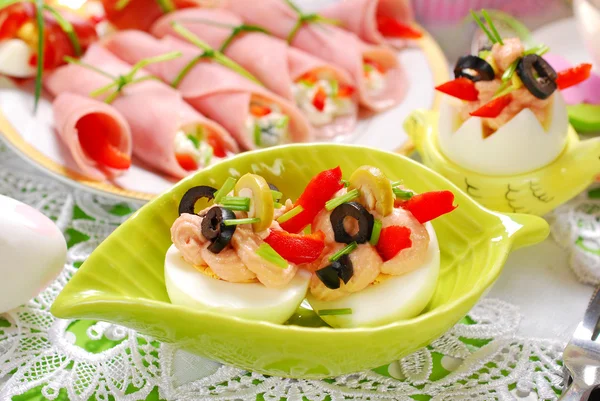 Vejce s šíří tuňákem a olivami velikonoční snídaně — Stock fotografie