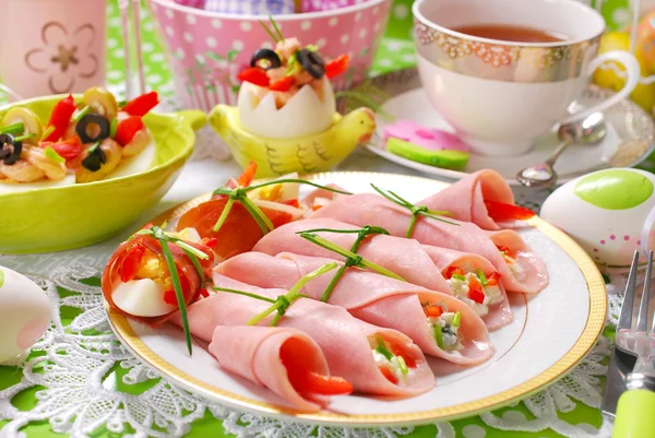 Ham rolls stuffed with cheese and vegetables for easter breakfas — Stock Photo, Image