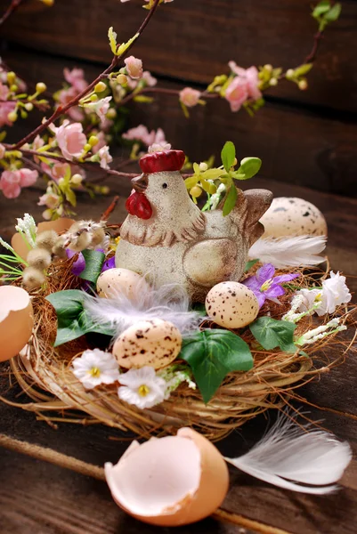 Decoración de Pascua con gallina en el nido y huevos — Foto de Stock