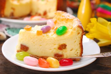 ahşap masa üstünde Paskalya yortusu için üzümlü Cheesecake
