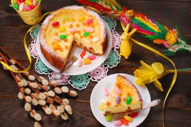 ahşap masa üstünde Paskalya yortusu için üzümlü Cheesecake