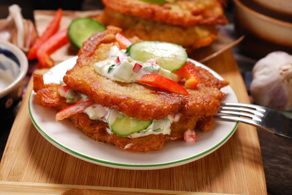 Potato cakes with vegetable and mayonnaise sauce — Stock Photo, Image