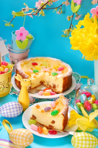 Tvarohový koláč s rozinkami na velikonoční stůl — Stock fotografie