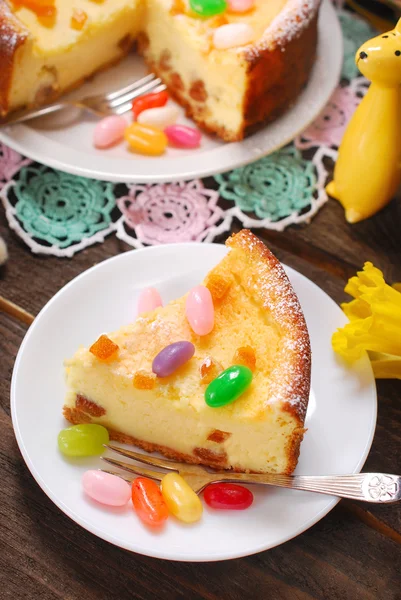 Tarta de queso con pasas para pascua sobre mesa de madera —  Fotos de Stock