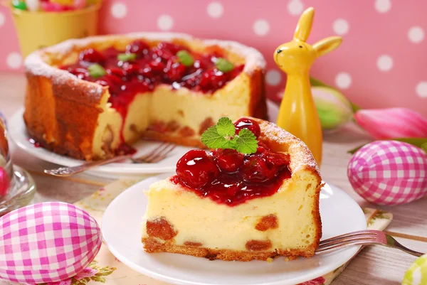 Bolo de queijo de cereja de Páscoa — Fotografia de Stock