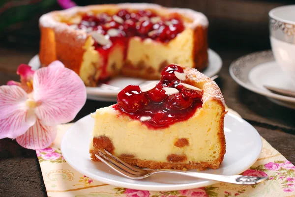 나무 테이블에 체리 치즈 케이크 — 스톡 사진