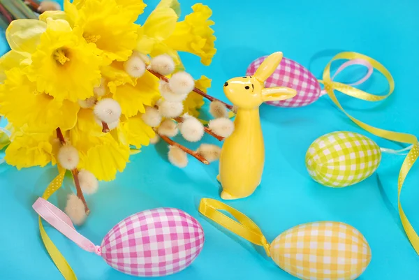 Easter decoration with bunch of daffodil  and rabbit figurine — Stock Photo, Image