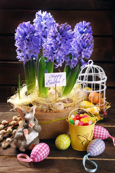 Wielkanoc dekoracji ze świeżych kwiatów hiacyntu na drewniane backgrou — Zdjęcie stockowe