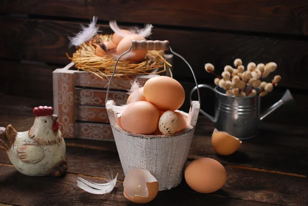 Rustik Stilleben med ägg i vintage trä hink för påsk — Stockfoto