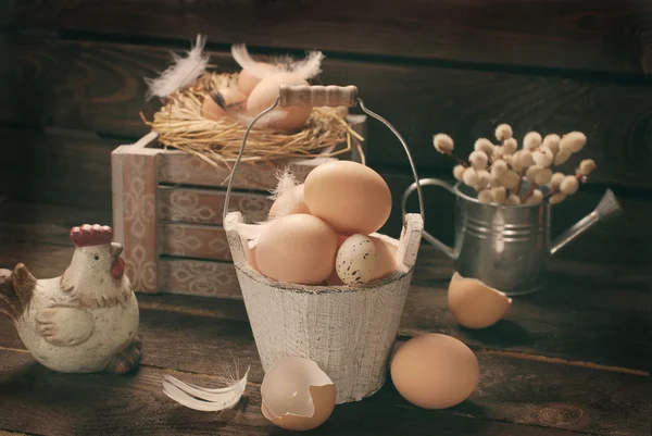 Old rustic still life with eggs in vintage wooden bucket for eas — Stock Photo, Image