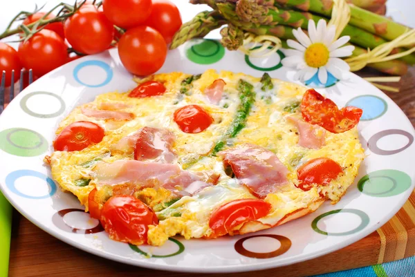 Frittata omeleta s chřestem, rajčaty a šunkou — Stock fotografie