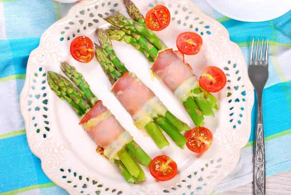 Green asparagus with ham and cheese — Stock Photo, Image