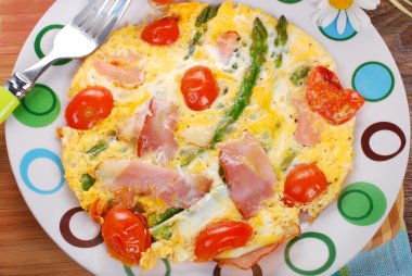 Frittata omlet kuşkonmaz, domates, jambon ile