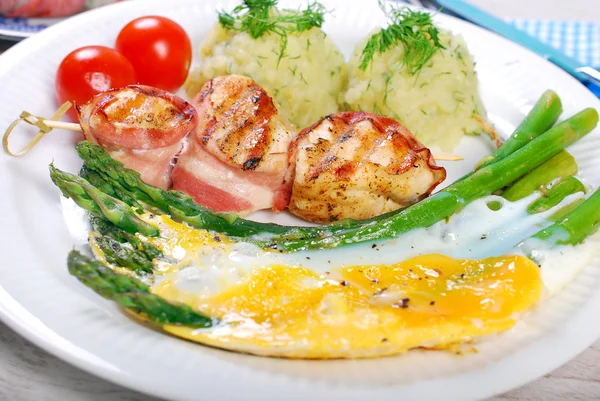 Cena con espárragos verdes al horno sobre huevos — Foto de Stock