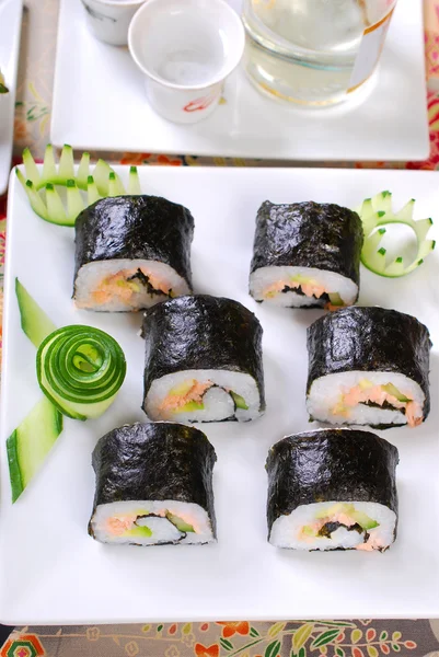 Sushi met zalm en avocado — Stockfoto