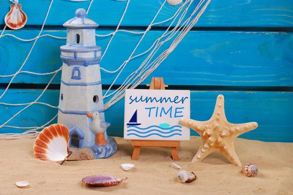 Vacaciones de verano junto al mar naturaleza muerta con texto escrito en caballete — Foto de Stock