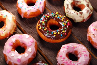 ahşap zemin üzerine ev yapımı renkli donut