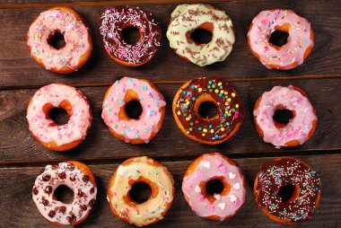 ahşap zemin üzerine ev yapımı renkli donut 