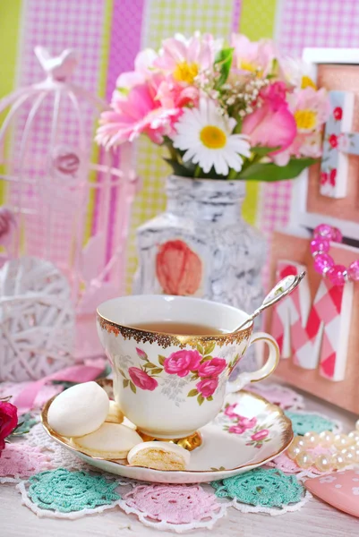 ロマンチックなスタイルでのお茶の時間 — ストック写真