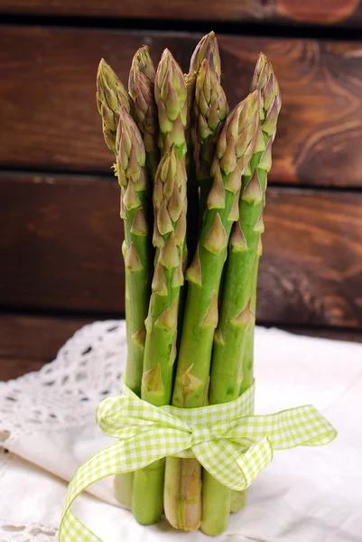 Bund frischer grüner Spargel — Stockfoto