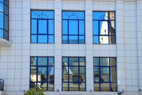 Reflejos del antiguo edificio en ventanas en Lodz — Foto de Stock