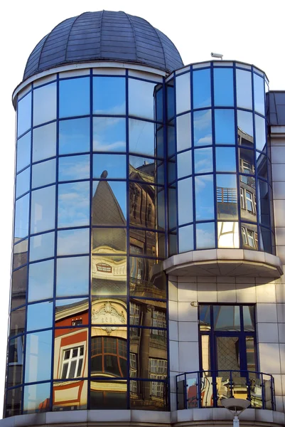 Reflexões de edifício antigo em janelas em Lodz — Fotografia de Stock