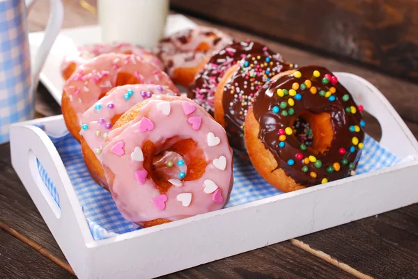 Hemgjorda donuts med choklad och florsocker glasyr — Stockfoto